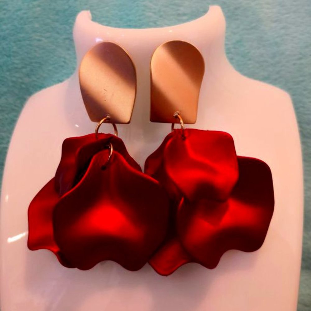 New. Beautiful earrings. NIGHT IN PARIS.